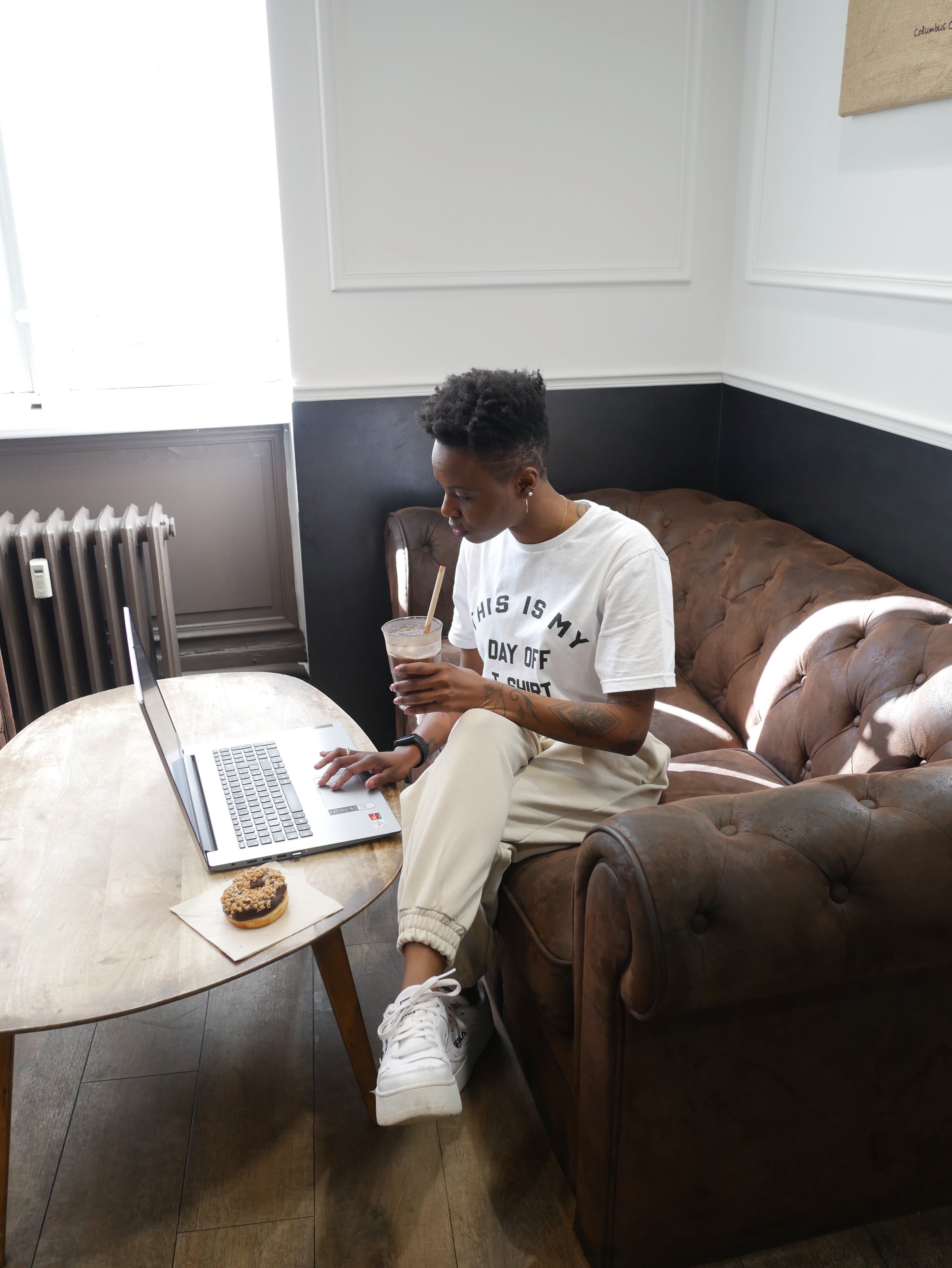 Éclat Positif : T-shirt décontracté  à slogan imprimé 